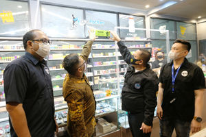 <p>Ketua Dewan Pimpinan Pusat Generasi Anti Narkoba Indonesia (GANI), Djoddy Prasetio Widyawan (kedua kanan), Ketua KABAR dan Pengamat Hukum, Ariyo Bimmo (kedua kiri), Sekretaris Umum Personal Vaporizer Indonesia (APVI) Garindra Kartasasmita (kiri) dan Anggota APVI, Rhomedal (kanan) memasang stiker himbauan di toko Vapepackers, Jakarta, Rabu, 9 September 2020. Kegiatan ini merupakan sosialisasi mengenai bahaya penyalahgunaan narkoba pada produk tembakau alternatif atau rokok elektrik melalui gerakan sosial bertajuk “Gerakan Pencegahan Penyalahgunaan Rokok Elektrik (GEPPREK)” yang juga telah dilakukan di Denpasar, Bali, dan Bandung, Jawa Barat. Foto: Ismail Pohan/TrenAsia</p>