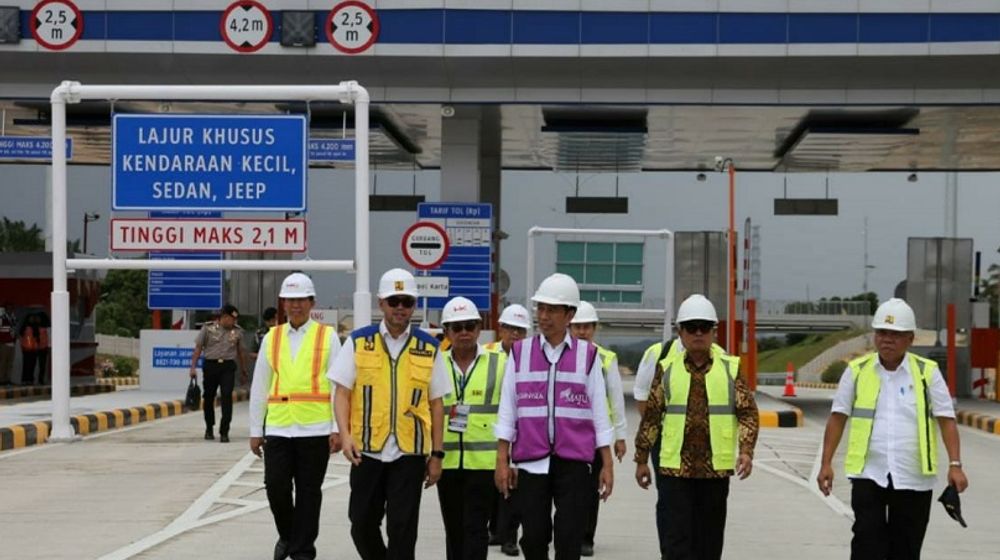 <p>Presiden Jokowi saat meninjau proyek Tol Pekanbaru-Dumai / Pu.go.id</p>

