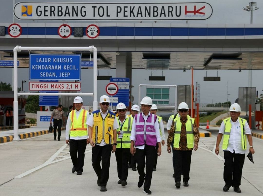 <p>Presiden Jokowi saat meninjau proyek Tol Pekanbaru-Dumai / Pu.go.id</p>
