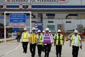 <p>Presiden Jokowi saat meninjau proyek Tol Pekanbaru-Dumai / Pu.go.id</p>