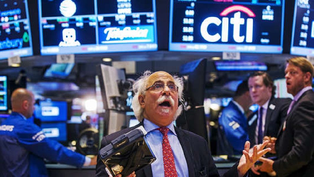 <p>Ilustrasi perdagangan saham di bursa Wall Street Amerika Serikat / Reuters</p>
