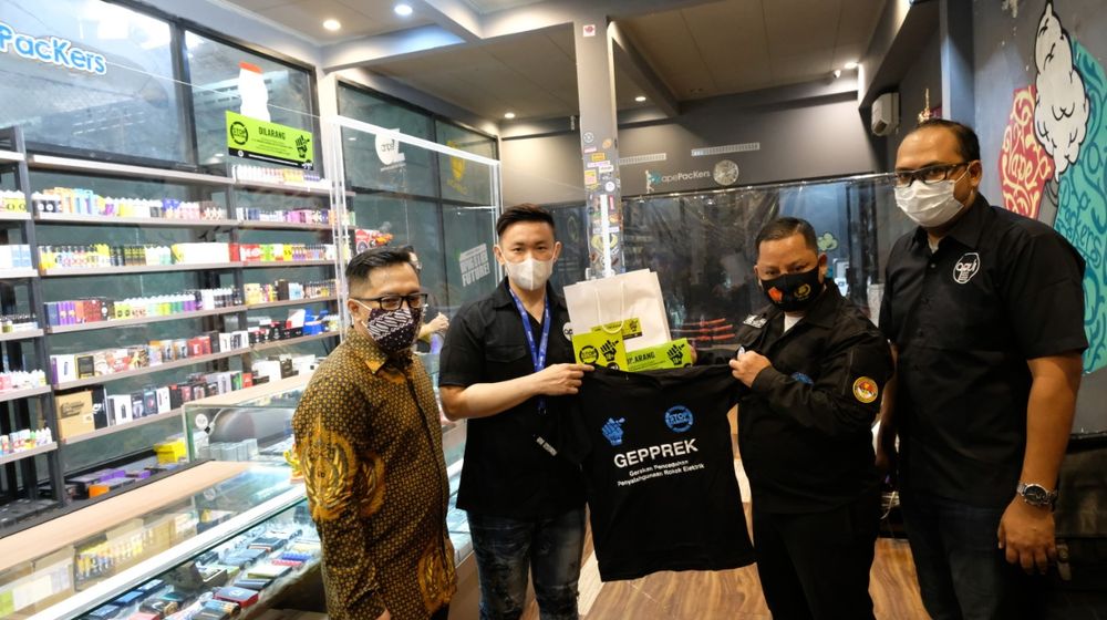 <p>Ketua Dewan Pimpinan Pusat Generasi Anti Narkoba Indonesia (GANI) Djoddy Prasetio Widyawan (kedua kanan), Ketua KABAR dan Pengamat Hukum Ariyo Bimmo (kiri), Sekretaris Umum Personal Vaporizer Indonesia (APVI) Garindra Kartasasmita (kanan) memberikan buku panduan dan stiker anti narkoba kepada pemilik toko Vapepackers. Kegiatan ini merupakan sosialisasi mengenai bahaya penyalahgunaan narkoba pada produk tembakau alternatif melalui gerakan sosial bernama “Gerakan Pencegahan Penyalahgunaan Rokok Elektrik (GEPPREK)” di Jakarta (9/9).</p>
