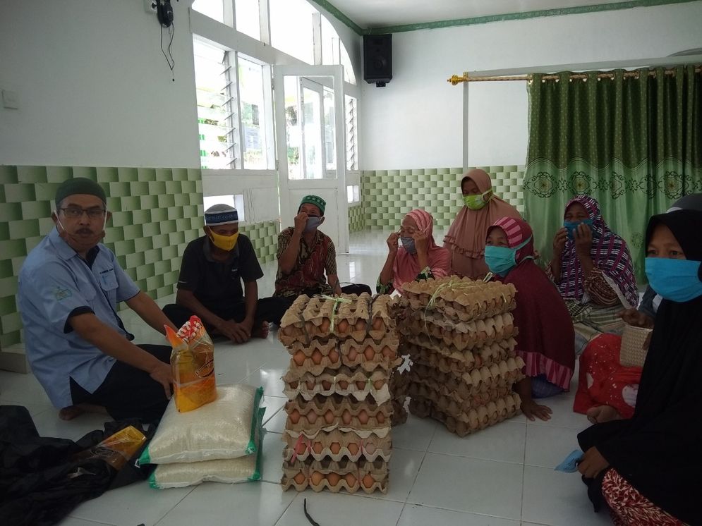 Kepala Pelaksana Harian UPZ Baznas Semen Padang Muhammad Arif (kiri) bersama sejumlah jompo dan janda tua saat penyerahan bantuan sembako beberapa waktu lalu/Foto: ist