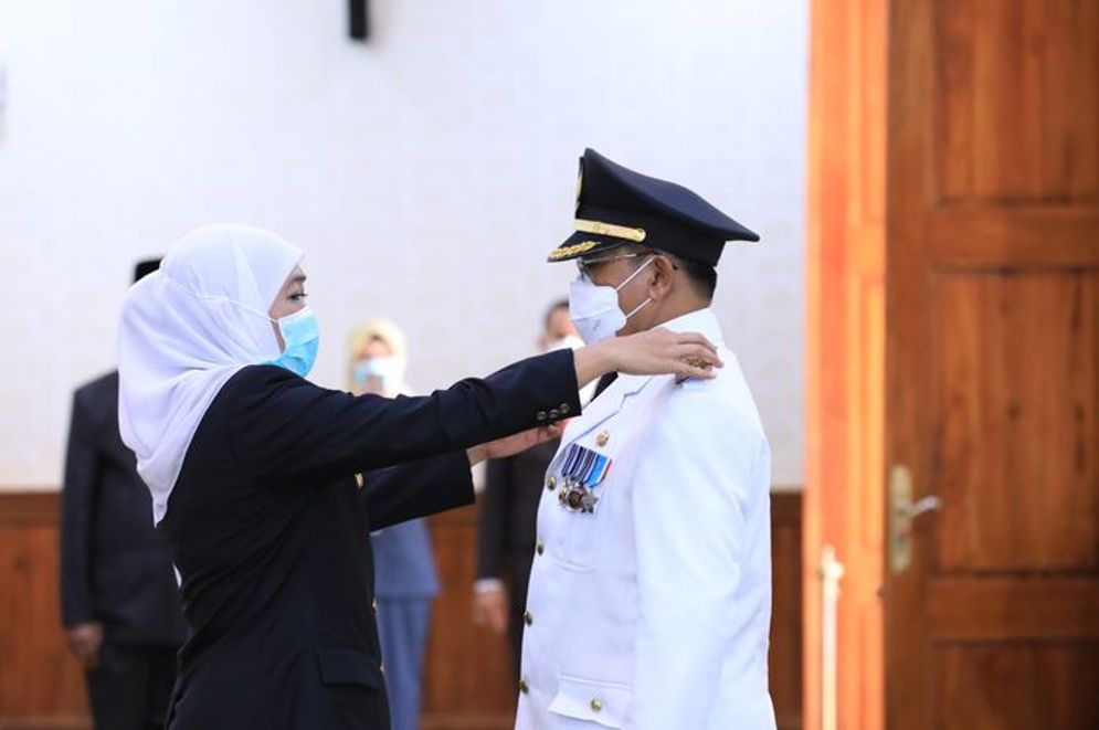 Gubernur Jatim Khofifah Indar Parawansa saat melantik Hudiono sebagai penjabat Bupati Sidoarjo