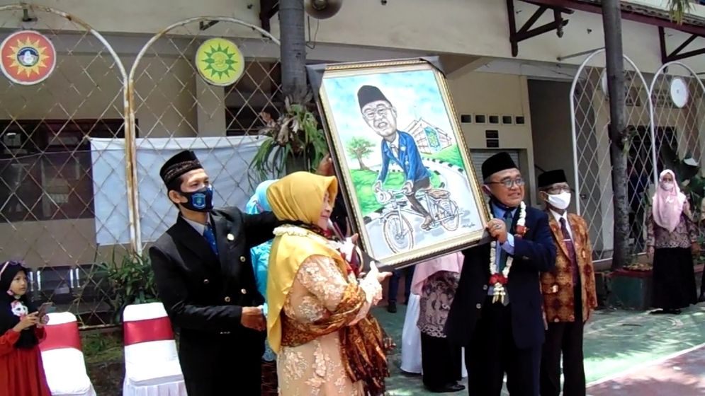 Sudarno, menerima poster usai pelepasan dengan pedang pora
