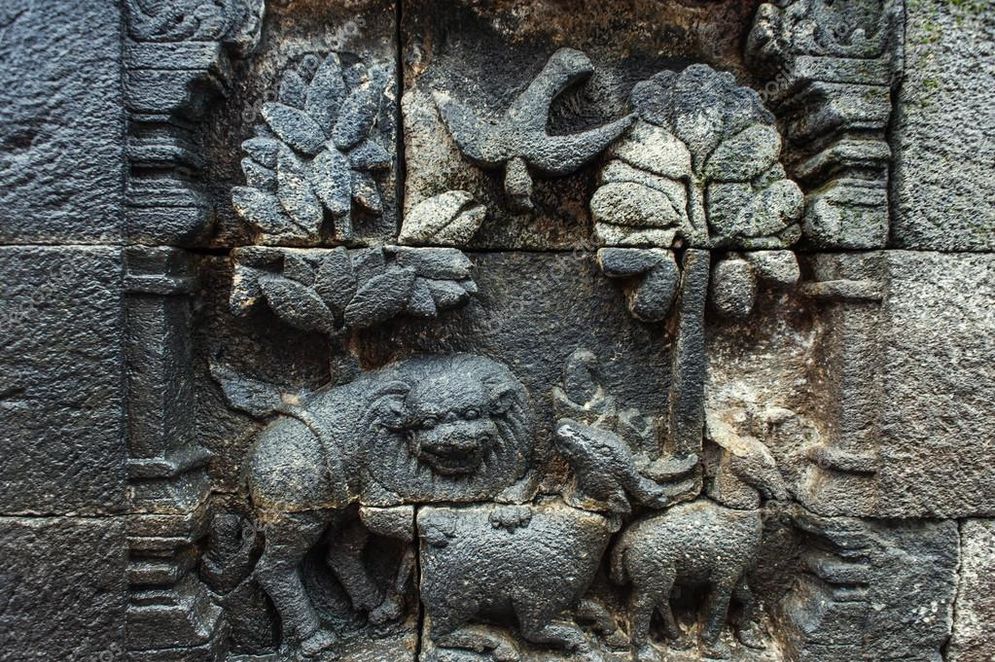 Salah satu pahatan di Candi Borobudur yang menunjukkan keragaman flora dan fauna.