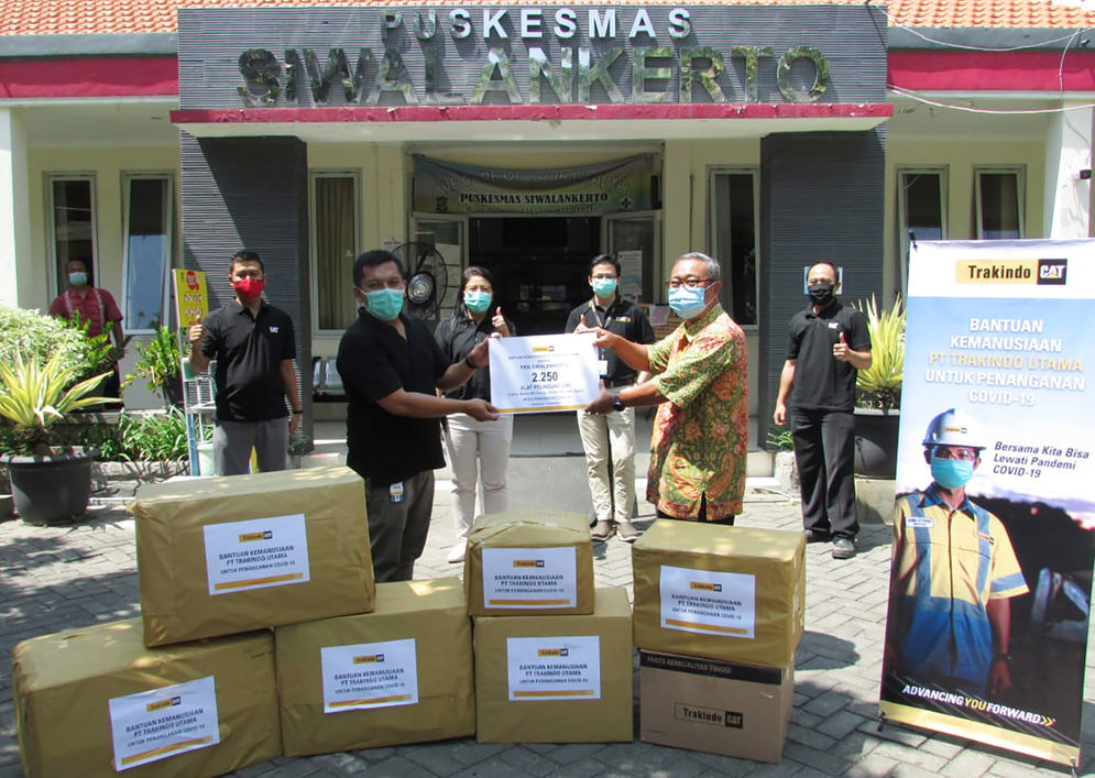 Penyaluran bantuan APD dari Trakindo untuk tim medis di Surabaya.