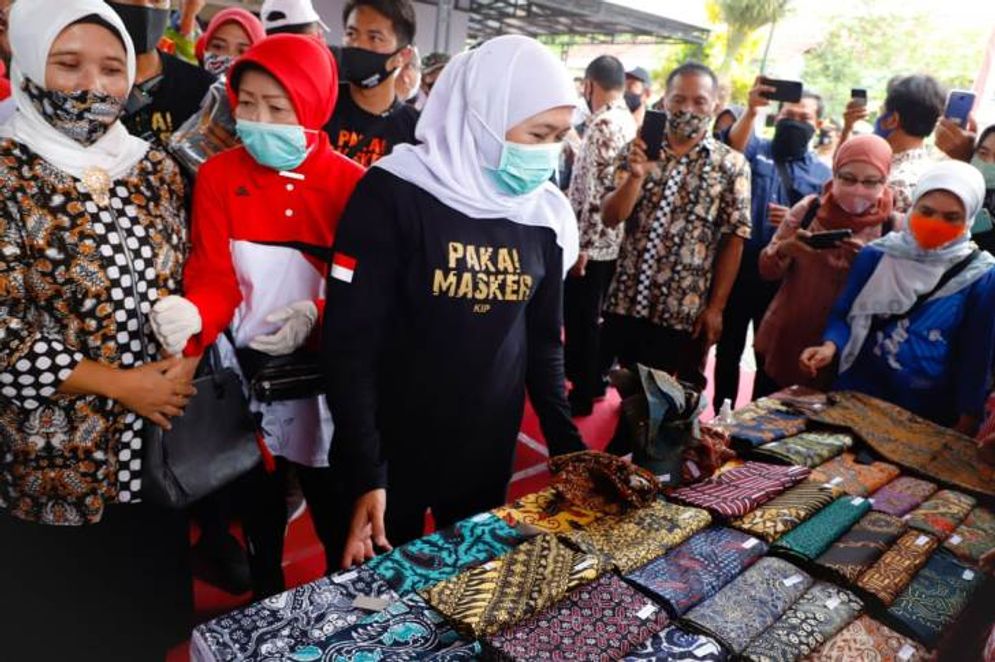 Gubernur Jatim Khofifah Indar Parawansa melihat batik-batik khas Jatim