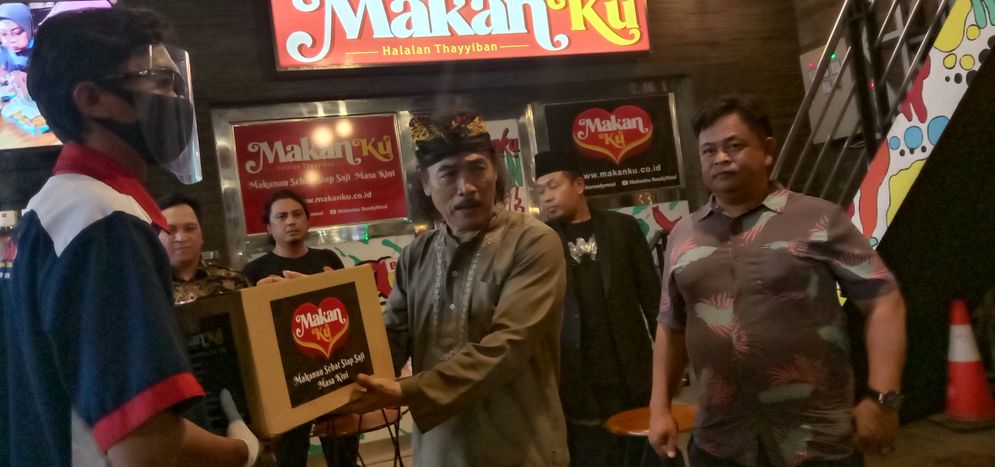 Gus Nuril mencicipi dan memberi apresiasi menu MakanKu