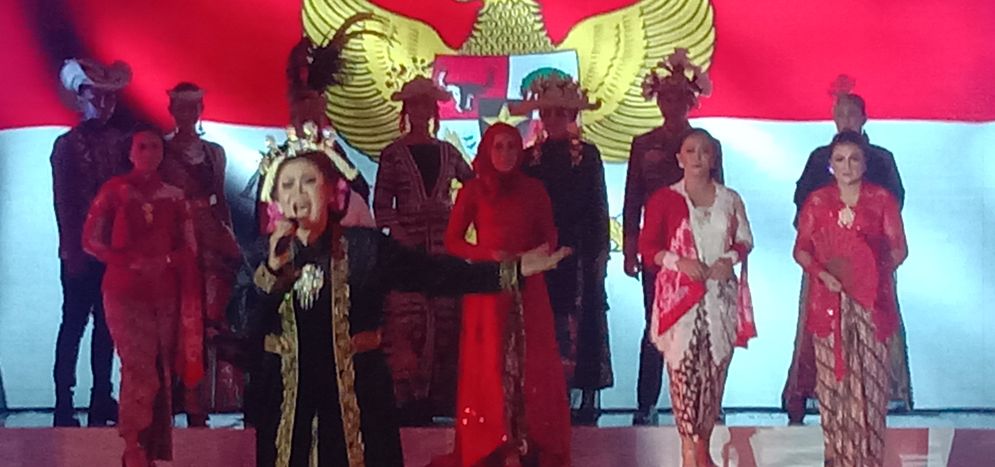 Wiro mengiringi fashion show dengan lagu nasionalisme.