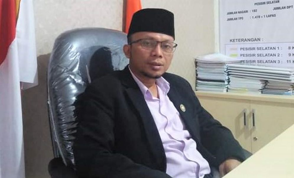 Ketua Bawaslu Pesisir Selatan, Erman Wadison saat berada di kantornya di Painan/Foto: ist