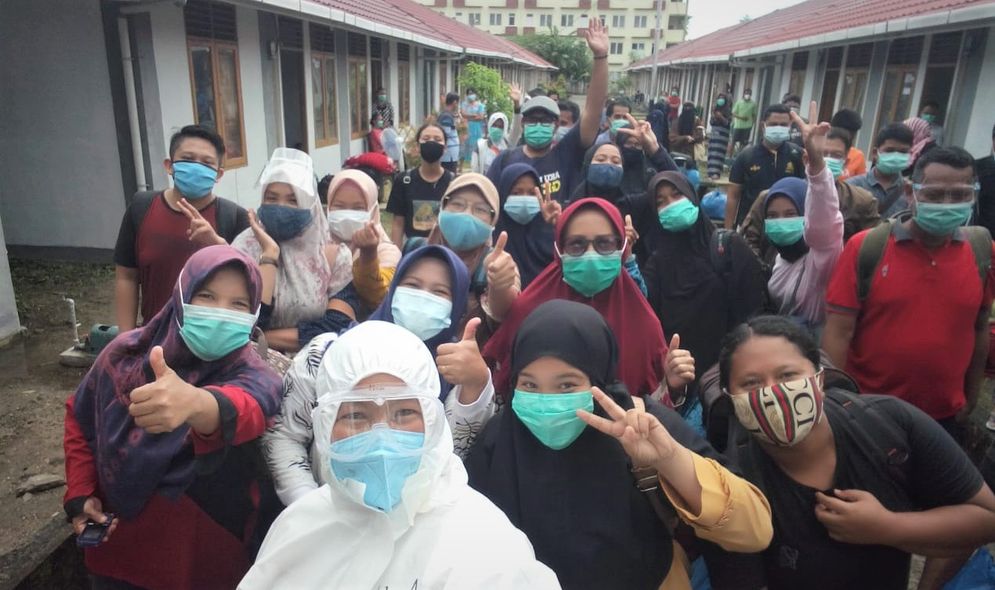 Pasien Covid-19 yang dinyatakan sembuh setelah melakukan karantina di Perumahan Nelayan di Pasie Nan Tigo Padang berfoto bersama/Foto: ist