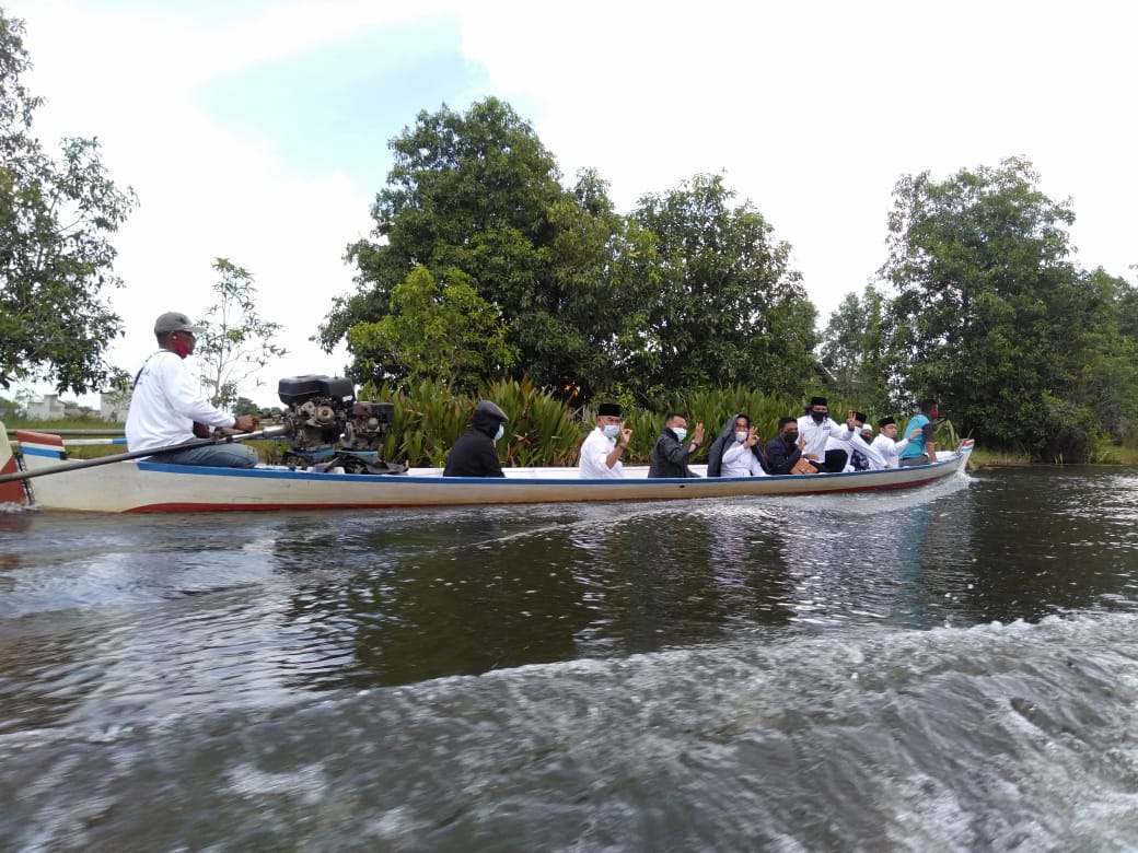 ZR naik perahu ketinting