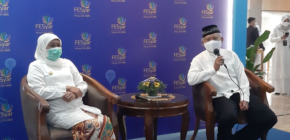 Gubernur Khofifah Indar Parawansa bersama Kepala Perwakilan BI Jatim, Difi Ahmad Johansyah.