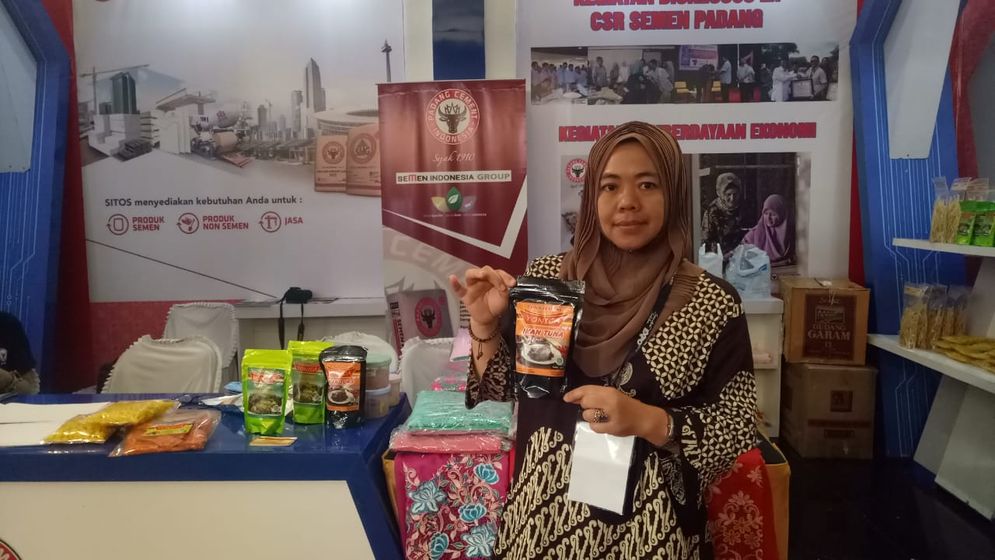 Rosmawarty pelaku usaha Dapur Yonica Padang yang juga merupkan UMKM binaan dari CSR PT Semen Padang. Foto: ist 