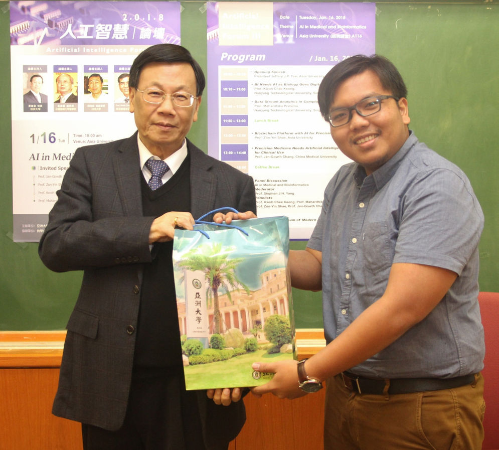 Mahardhika Pratama ST MSc PhD (sebelah kanan) saat mengikuti Artificial Intelligence Forum III di Asia University 2018 (sumber asia.edu.tw).