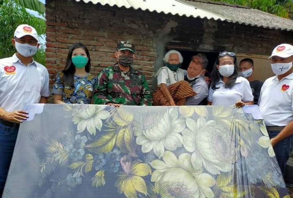Penyerahan kasur dari Yutaka Peduli, Dandim Karanganyar dan PSC