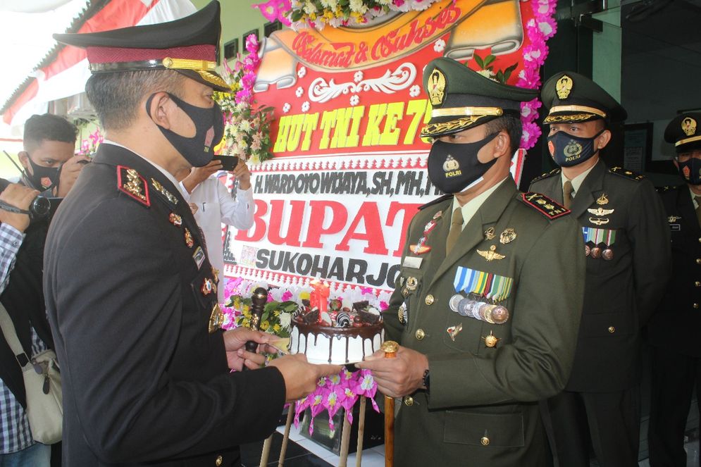 Ucapan selamat dari Kapolres Sukoharjo AKBP Bambang Yugo pada Dandim Sukoharjo Letkol Inf Agus Adhy Darmawan