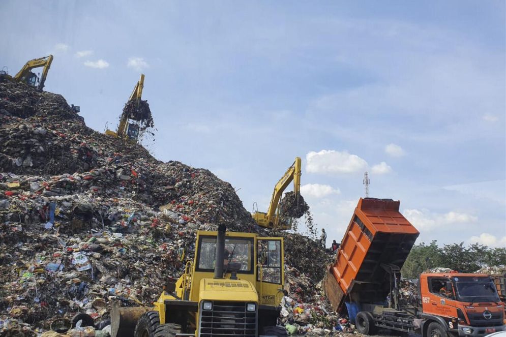 SIG memanfaatkan sampah di Tempat Pembuangan Sampah Terpadu (TPST) Bantargebang menjadi bahan bakar alternatif di pabrik SBI Narogong Jawa Barat. 
