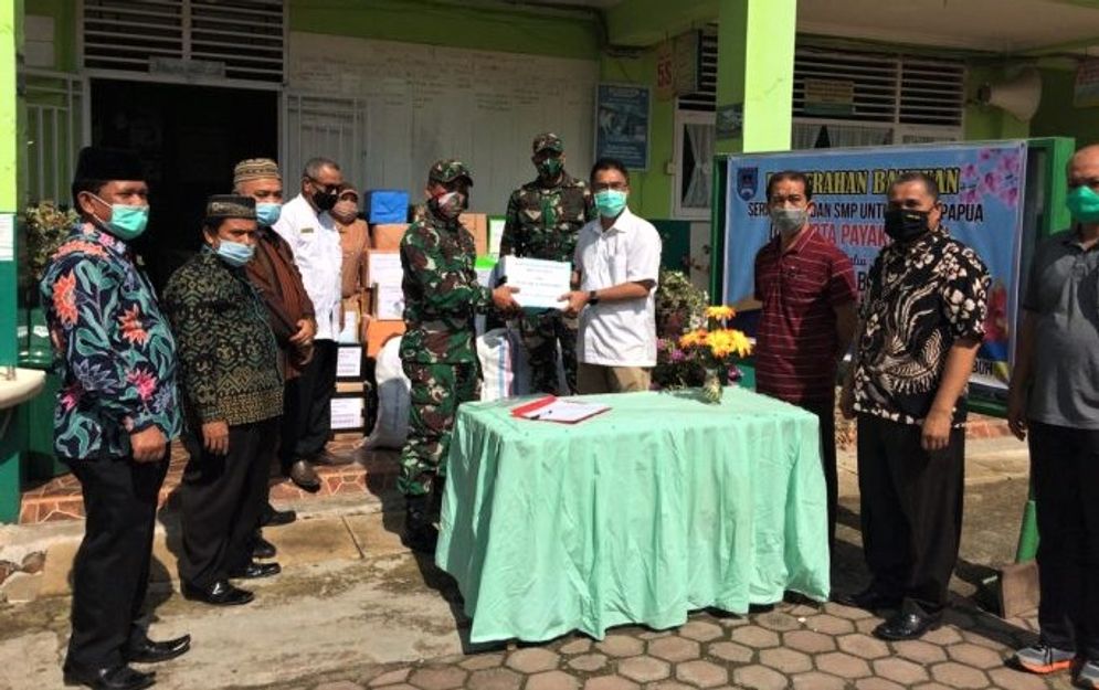 Bantuan paket pakaian dan buku tulis tersebut diterima secara resmi oleh Pasi Intel Yonif 131 Braja Sakti Yos Elza Rony/Foto: ist