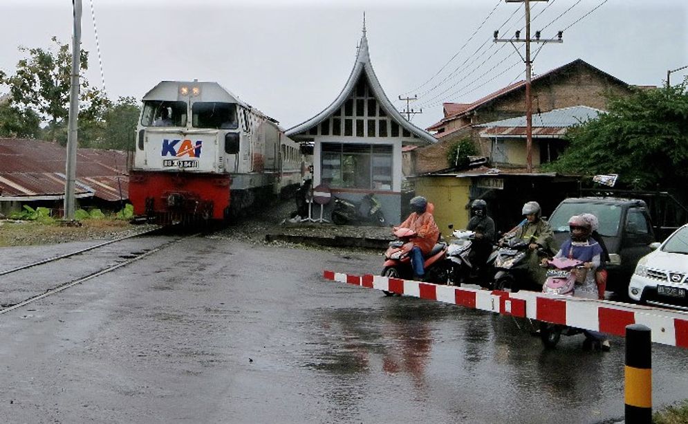 Kereta api tengah melintasi di kawasan jalan Pasar Alai Padang/Foto: ist