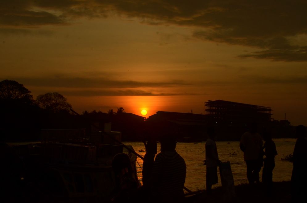 Suasana sore di tepi Sungai Ogan