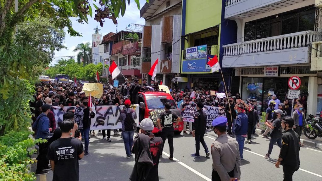 Aksi unjuk rasa penolakan Undang-Undang Cipta Kerja di Balikpapan, Kamis (8/10/2020).