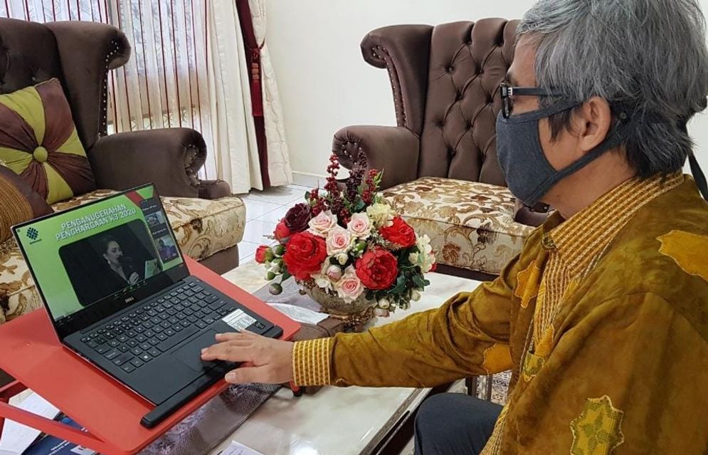 Direktur Produksi PT Semen Padang Firdaus mengikuti pemberian penghargaa secara virtual/Foto: ist