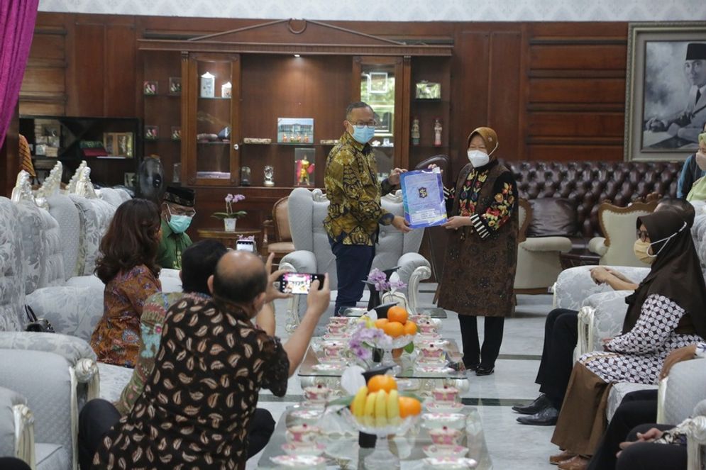 Wali Kota Surabaya Risma saat memberikan IMB gratis.