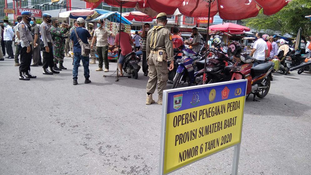 Kawasan dilakukan Operasa Penagakan Perda AKB Sumbar di Pasar Raya Padang/Foto: ist