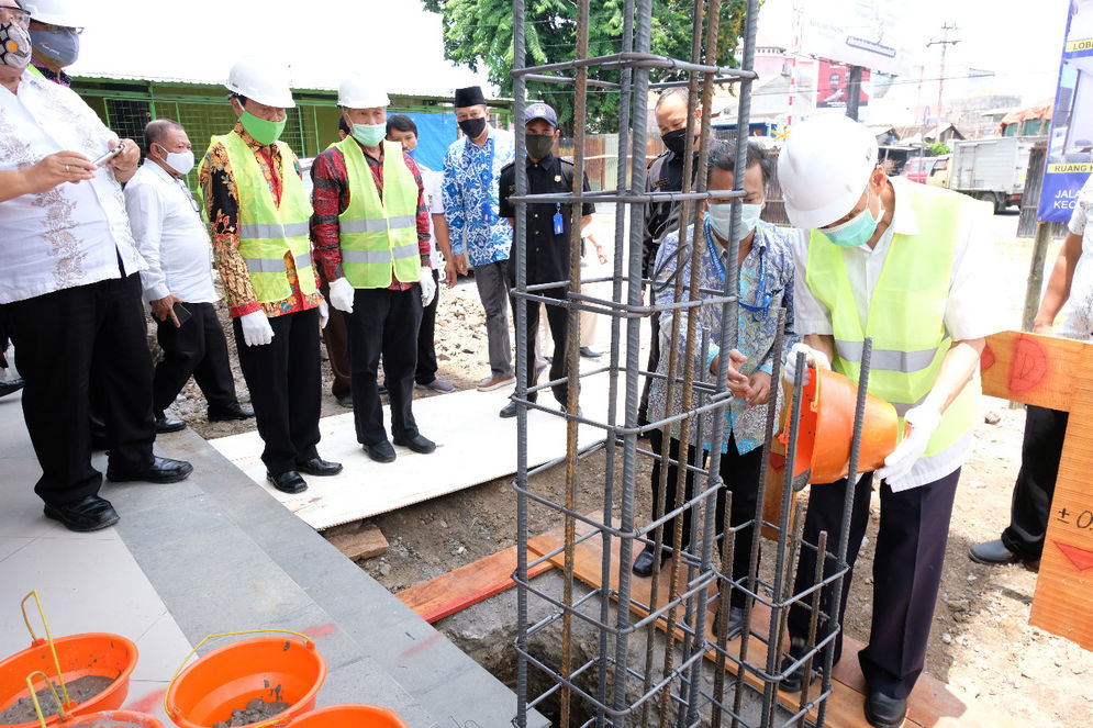 Ground breaking renovasi dan pembangunan gedung baru Fakultas Ekonomi Unisri Surakarta di simpang tujuh palang Joglo, kemarin.