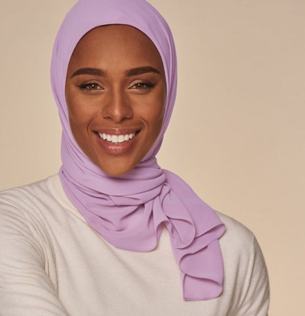 Salah satu warna hijab yang dihindari untuk kulit gelap