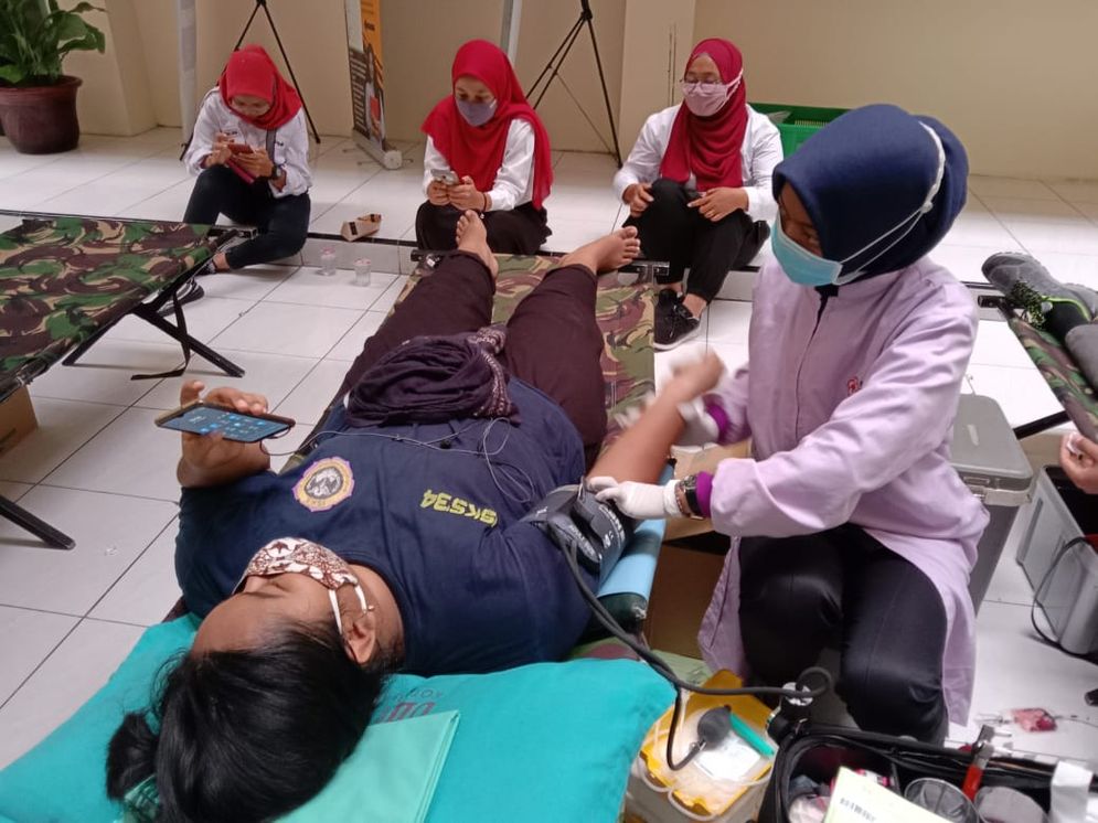 Aksi donor darah Unisri Surakarta