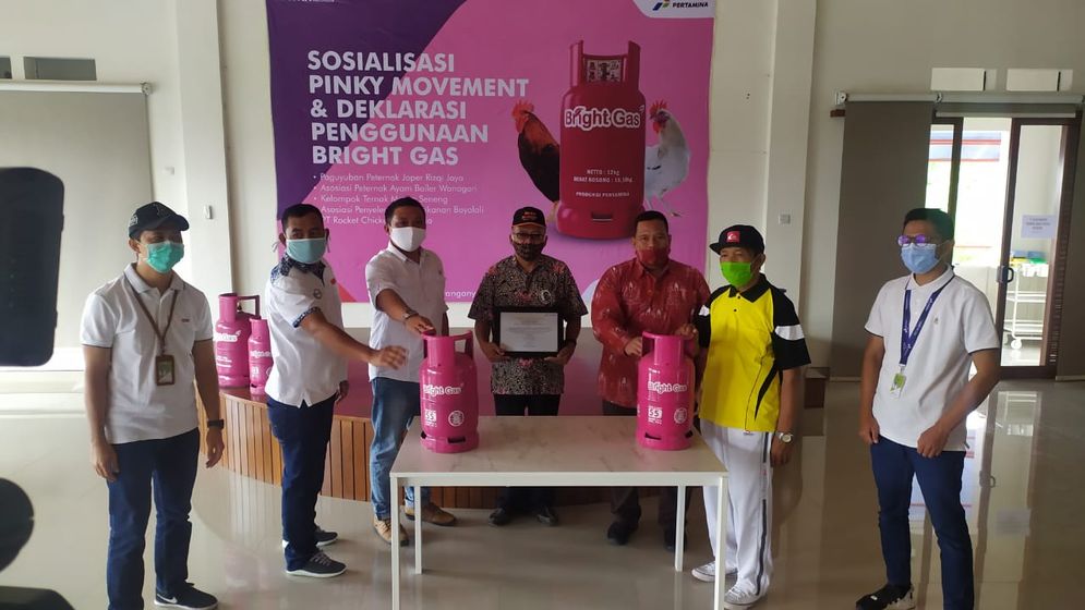 Pinky Movement. Sales Branch Manager Pertamina MOR IV Wilayah Solo dan Sekitar, Shandy Rahadian memberi penghargaan bagi salah satu perwakilan asosiasi peternak yang beralih menggunakan elpiji 3 kg