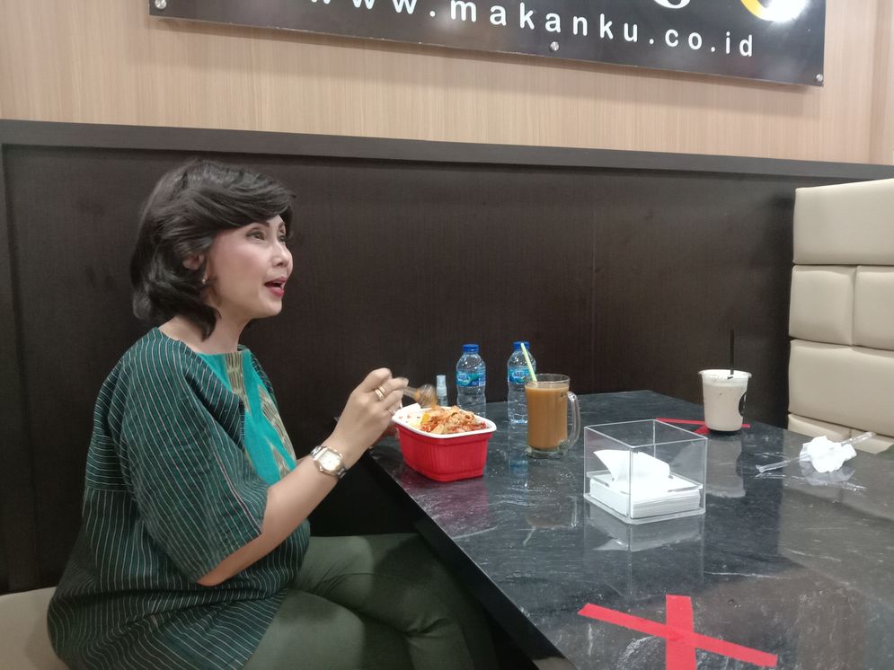 Irawati Kusumorasri saat mencoba menu MakanKiAu