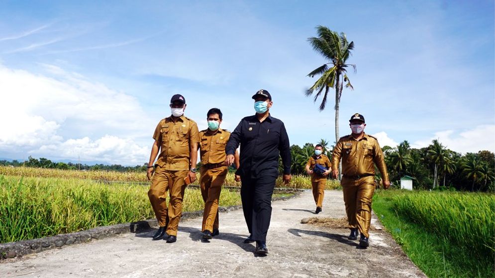 Plt. Wali Kota Pariaman, Mardison Mahyuddin didampingi Kadis PPP, Dasril, Kadis PU, Asrizal, Camat Pariaman Timur, M Arif dan Kades Cubadak Mentawai/Foto: ist