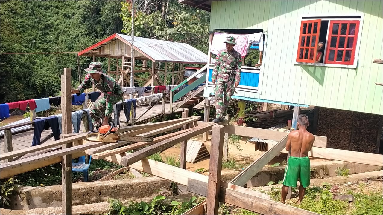 Satgas Pamtas Bangun Rumah warga di daerah perbatasan