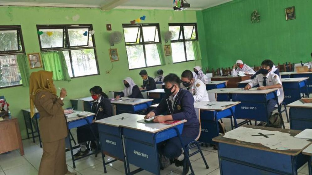 Sekolah tatap muka yang dilakukan di sebuah sekolah di Jatim