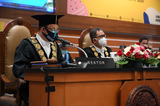 Rektor Prof Mohammad Nasih, saat mengukuhkan lima guru besar melalui sebuah sidang terbuka di kampus setempat, Rabu.