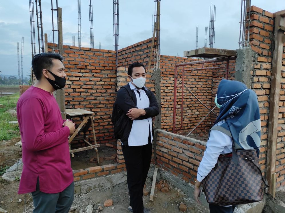 Vhino (kiri) tengah melayani customer saat datang melihat kondisi bangunan De Balai Baru Residence di Rimbo Tarok Kuranji Padang, Sumatera Barat. Ist