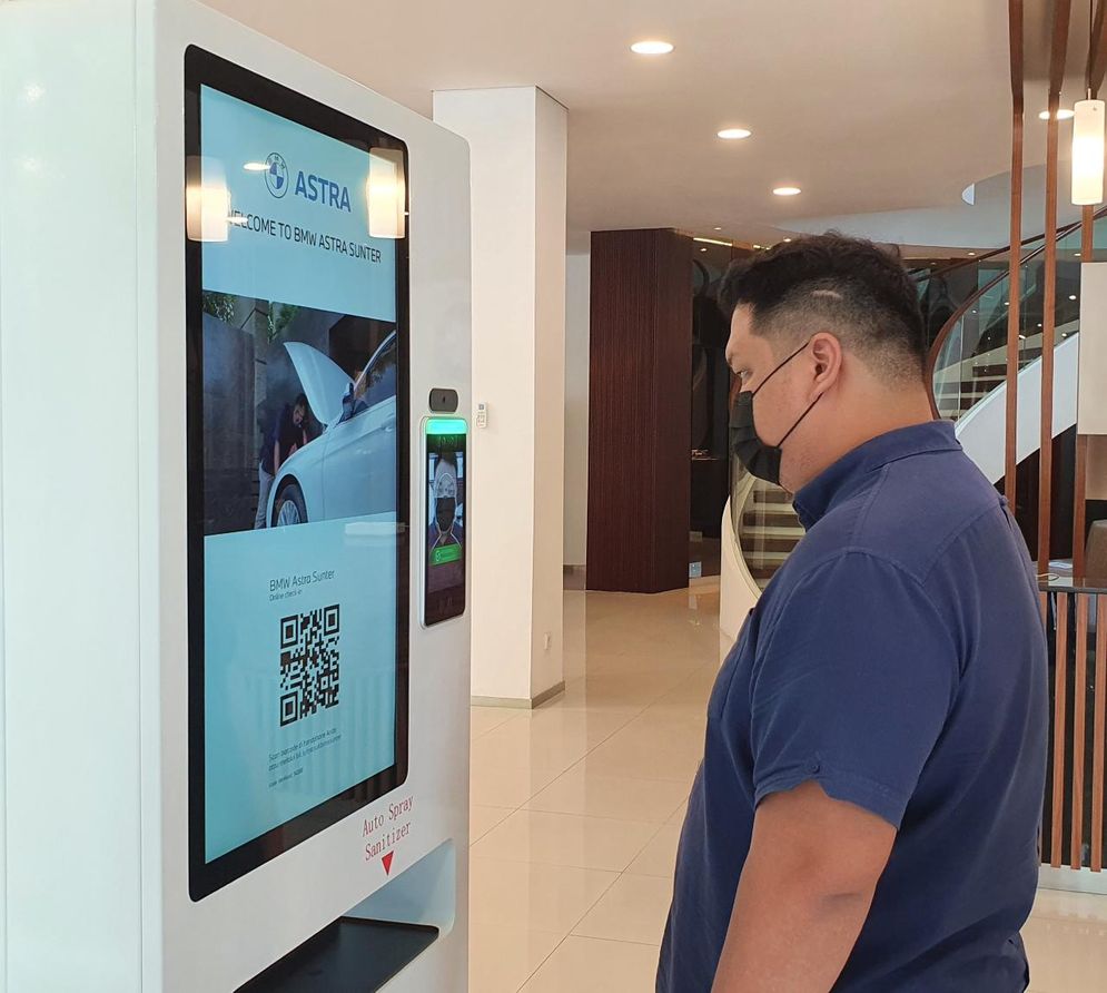 Konsumen harus melakukan pemindaian wajah untuk mengetahui suhu tubuh dan mengetahui menggunakan masker atau tidak sebelum memasuki showroom atau bengkel BMW Astra.