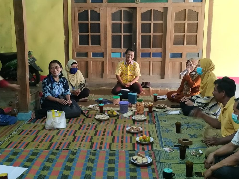 Pelatihan pembuatan tepung mokaf oleh petani singkong Desa Pojok Kabupaten Boyolali yang didampingi tim LP2M