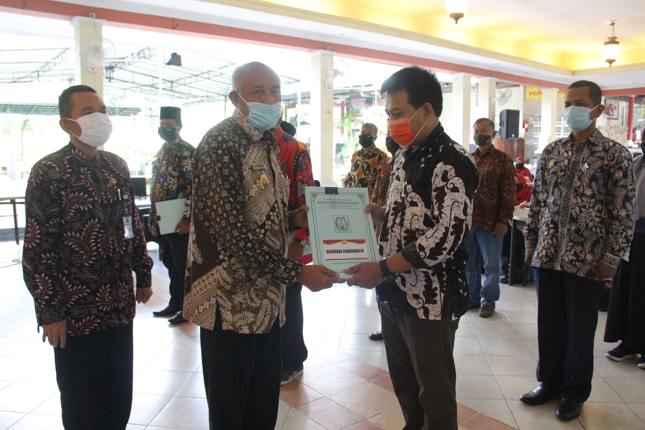 Bupati Sleman saat menyerahkan surat pengukuhan