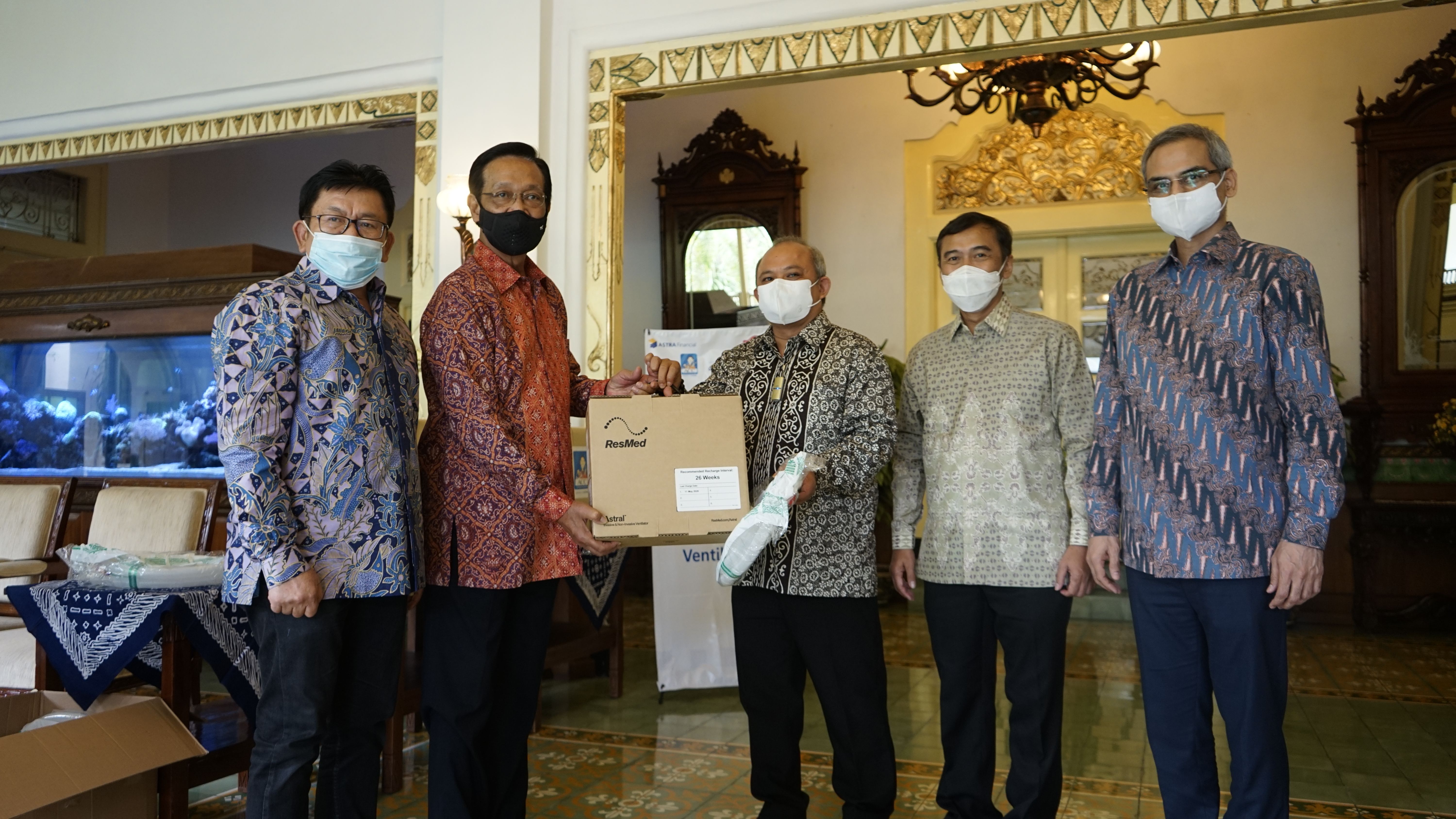 Sultan HB X saat menerima ventilator dari Astra Financial