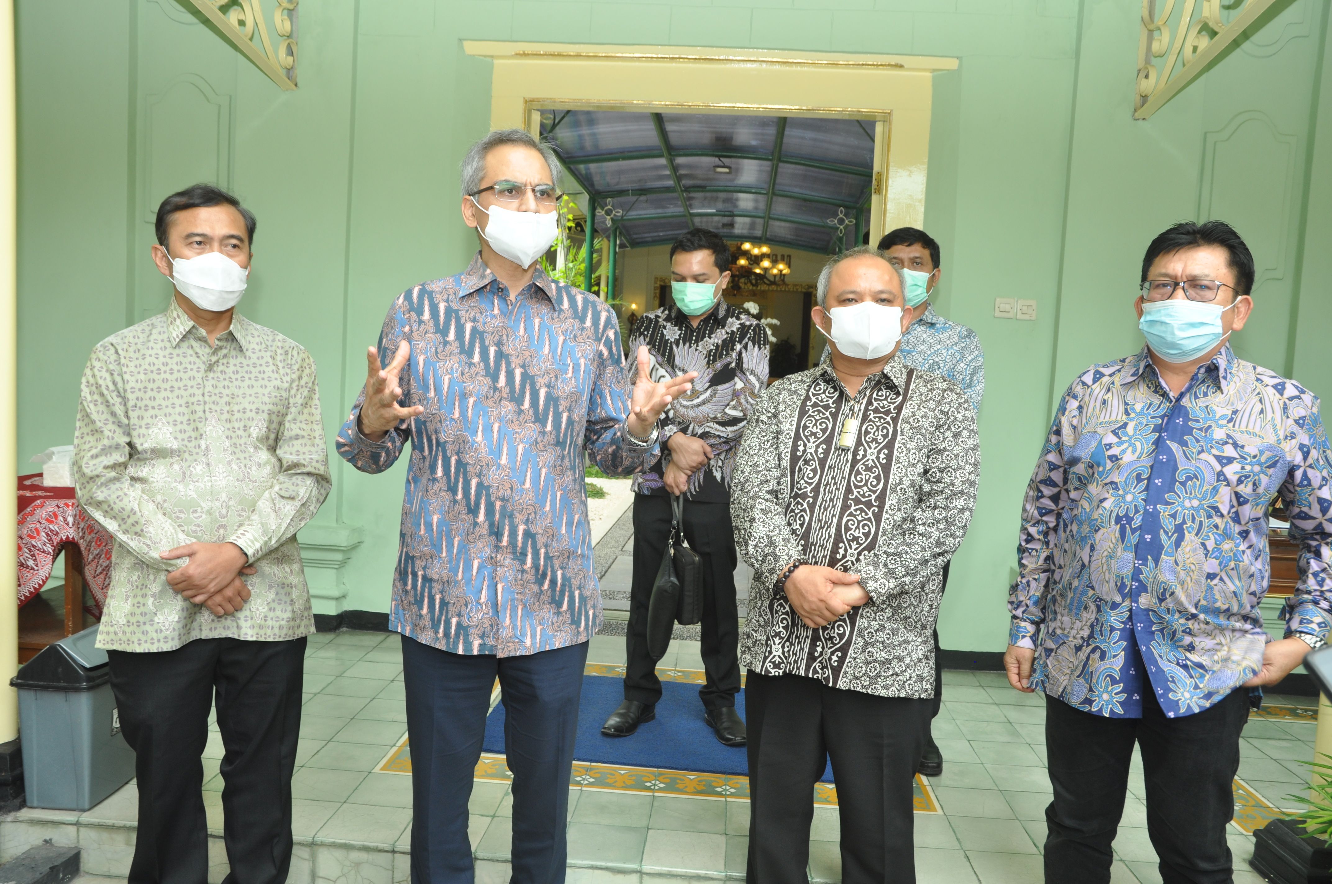Muhammad Farauk (dua dari kiri) saat memberi penjelasan kepada wartawan