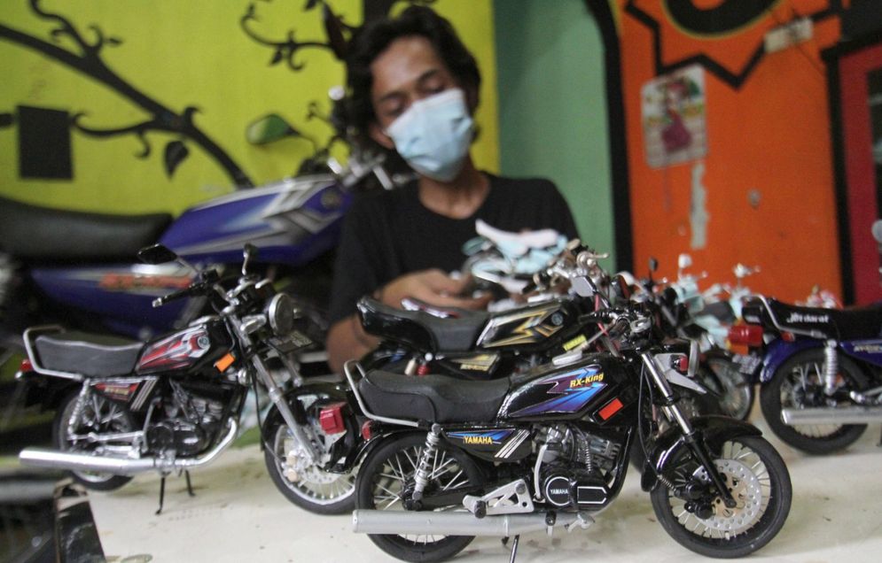 Wawank menunjukkan sejumlah kreasi miniatur sepeda motor yang terbuat dari barang bekas di rumahnya kawasan Ciputat, Tangerang Selatan, Banten, Minggu, 18 Oktober 2020. Foto: Panji Asmoro/TrenAsia