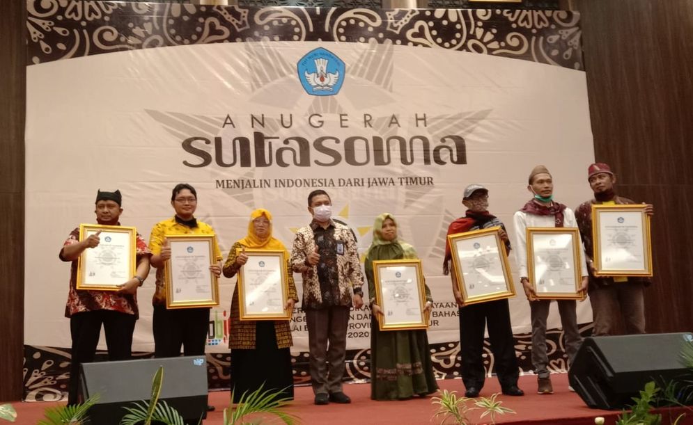 Sri Ismini Istuningsih, S.Pd. nomor 3 dari kanan, Peraih Anugerah Sutasoma Guru Berdedikasi