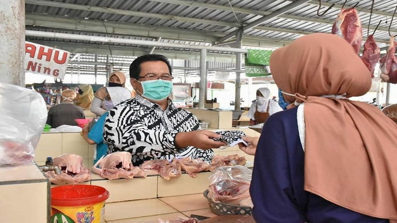 Pjs Bupati Bantul bagikan masker di Pasar Ngipik