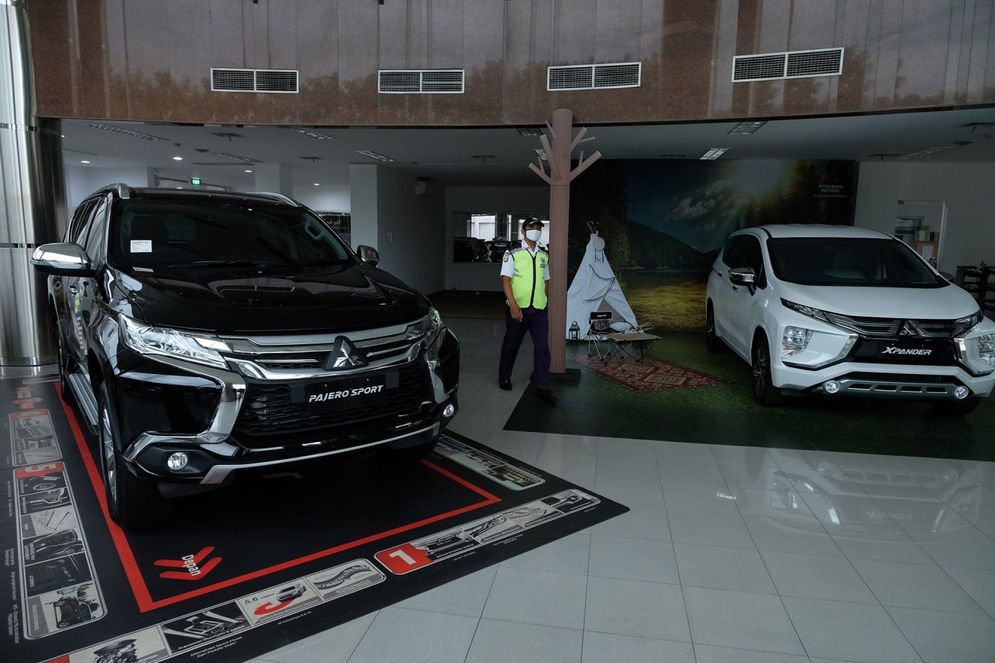 Sejumlah unit mobil baru berada di salah satu showroom penjualan Mitsubishi kawasan Mampang, Jakarta Selatan, Senin, 19 Oktober 2020. Foto: Ismail Pohan/TrenAsia