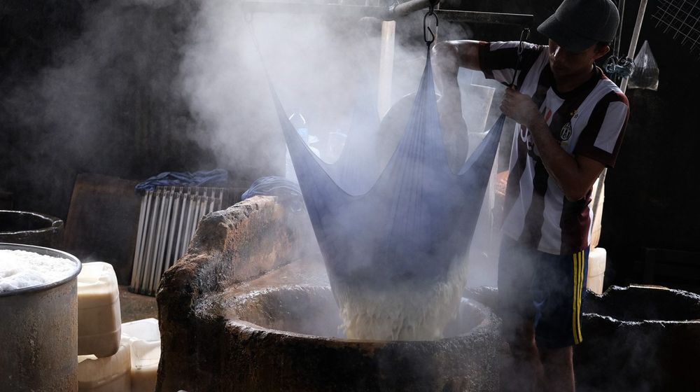 Pekerja menyelesaikan proses pembuatan tahu di industri rumahan kawasan Duren Tiga, Jakarta Selatan, Senin, 19 Oktober 2020. Foto: Ismail Pohan/TrenAsia